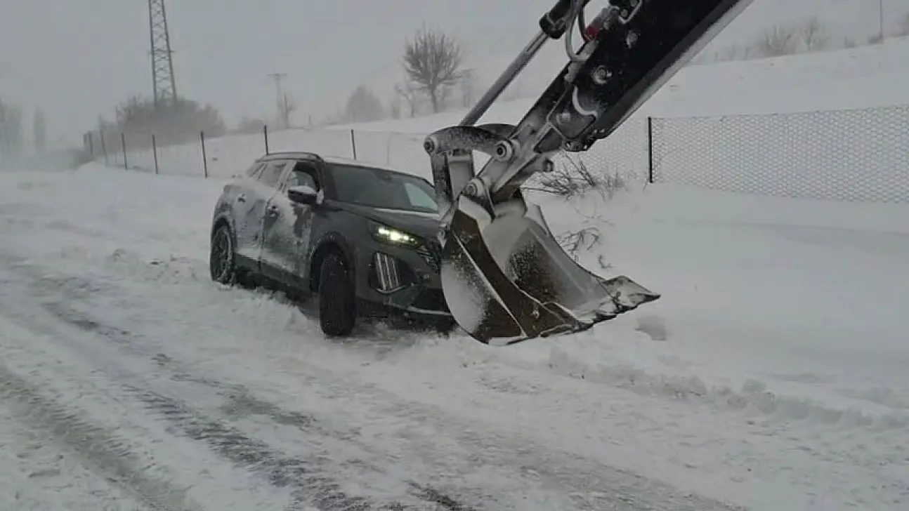 Araçlar karda mahsur kaldı