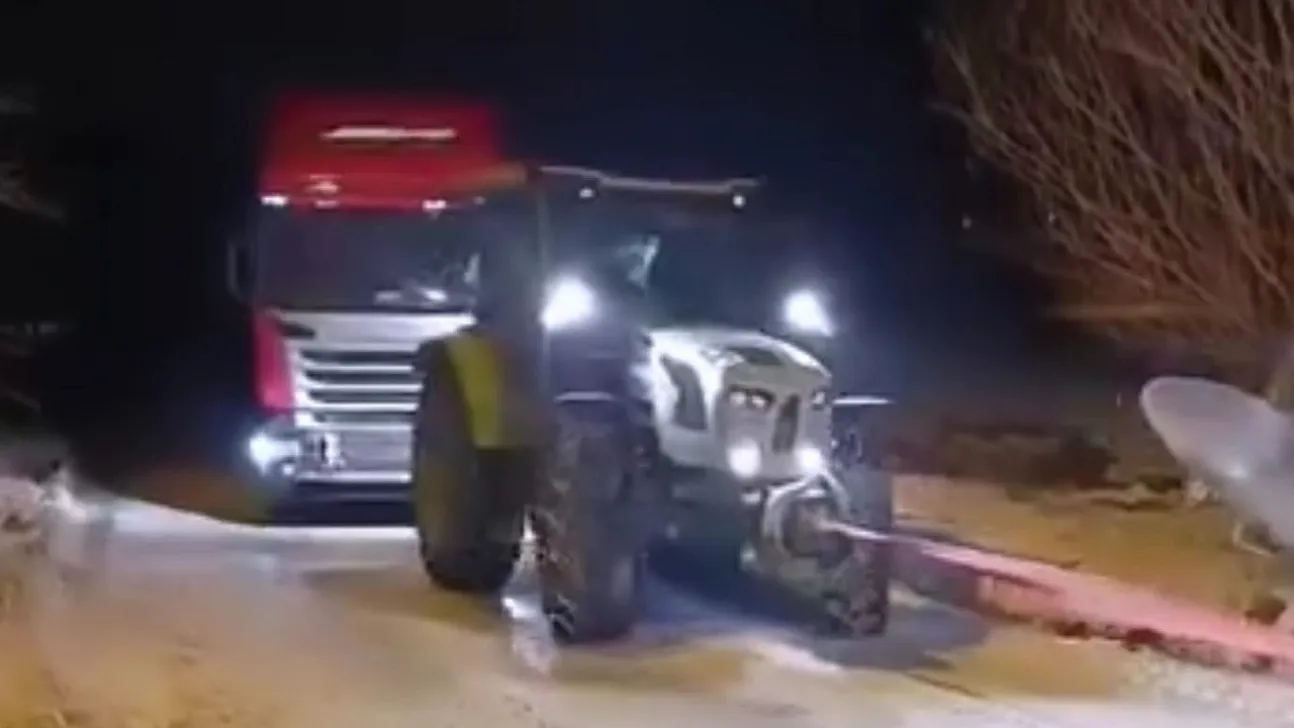 Yolda kalan tır kurtarıldı