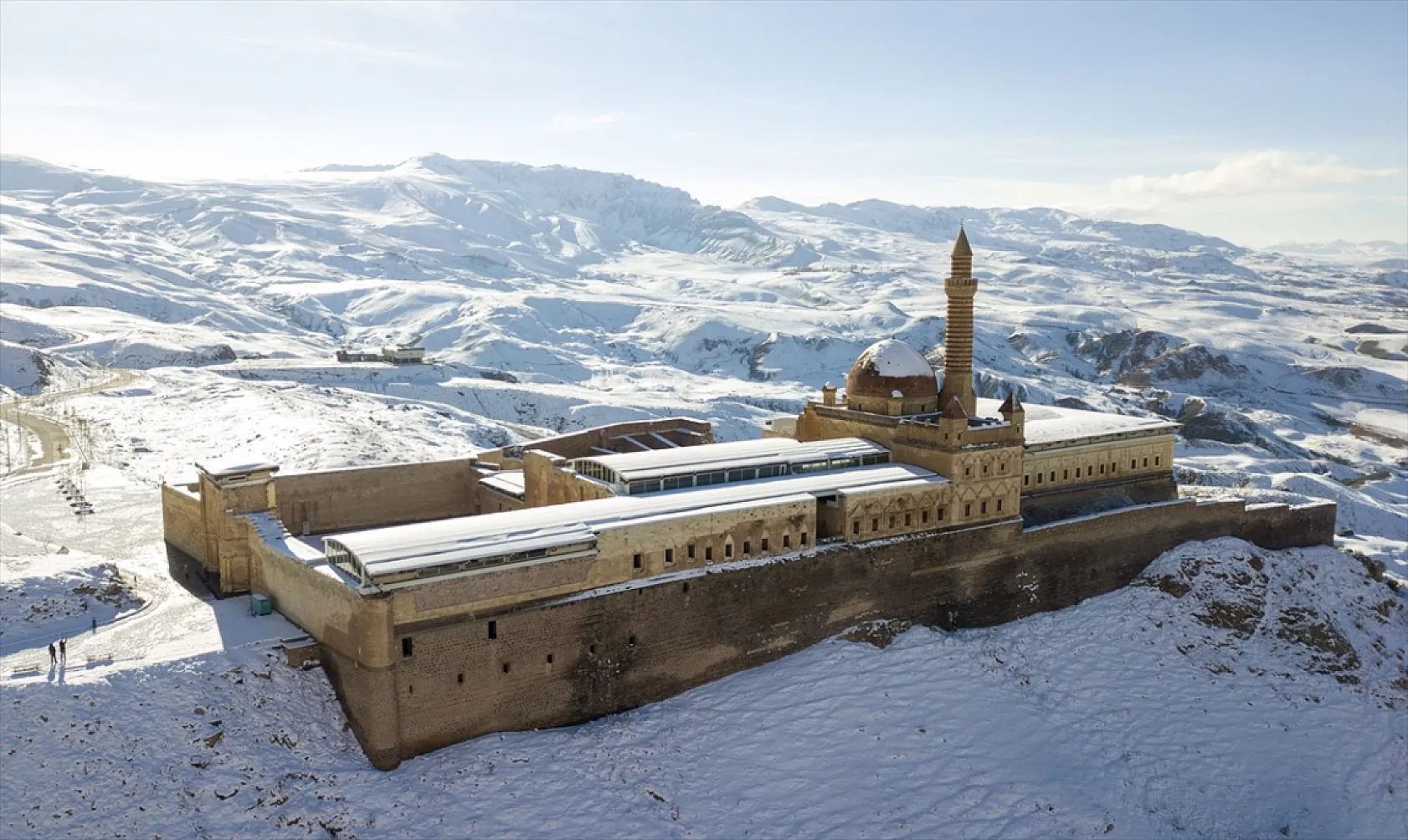 İshak Paşa Sarayı mevsimin ilk karıyla beyaza büründü