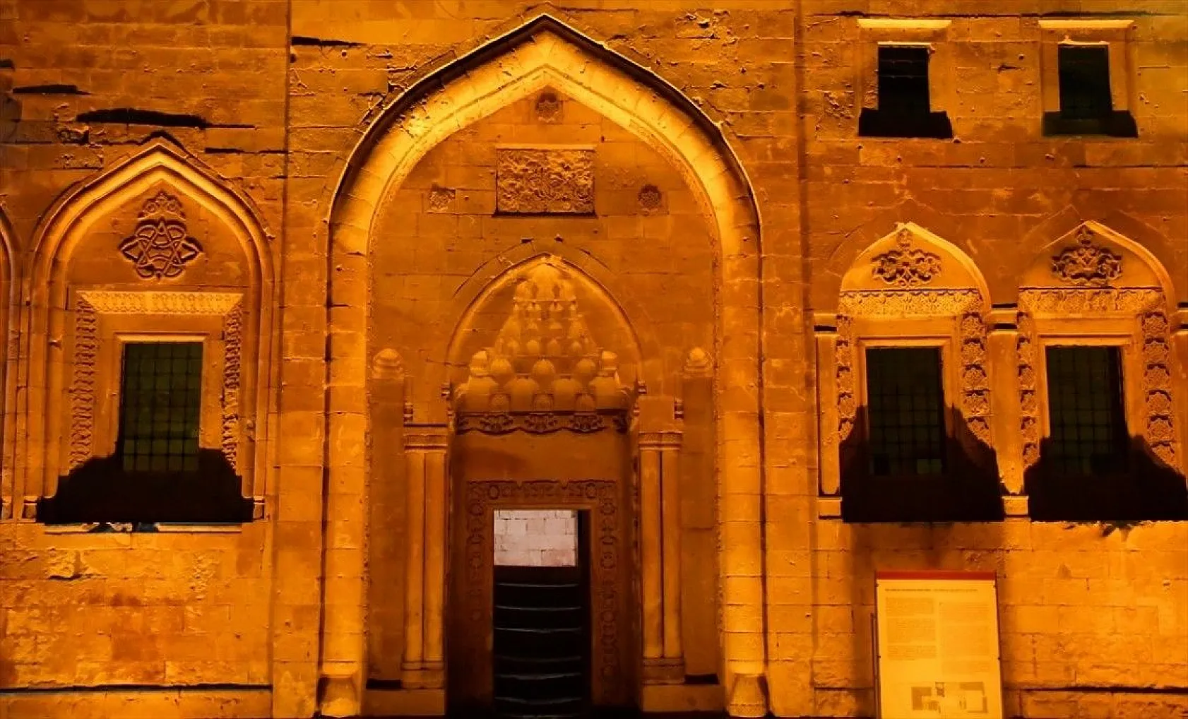 İshak Paşa Sarayı ışıl ışıl