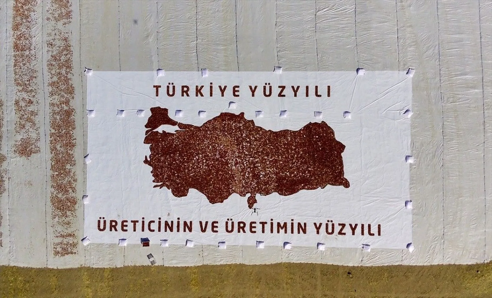 Mevsimlik işçiler kurutmalık domateslerden Türkiye haritası yaptı