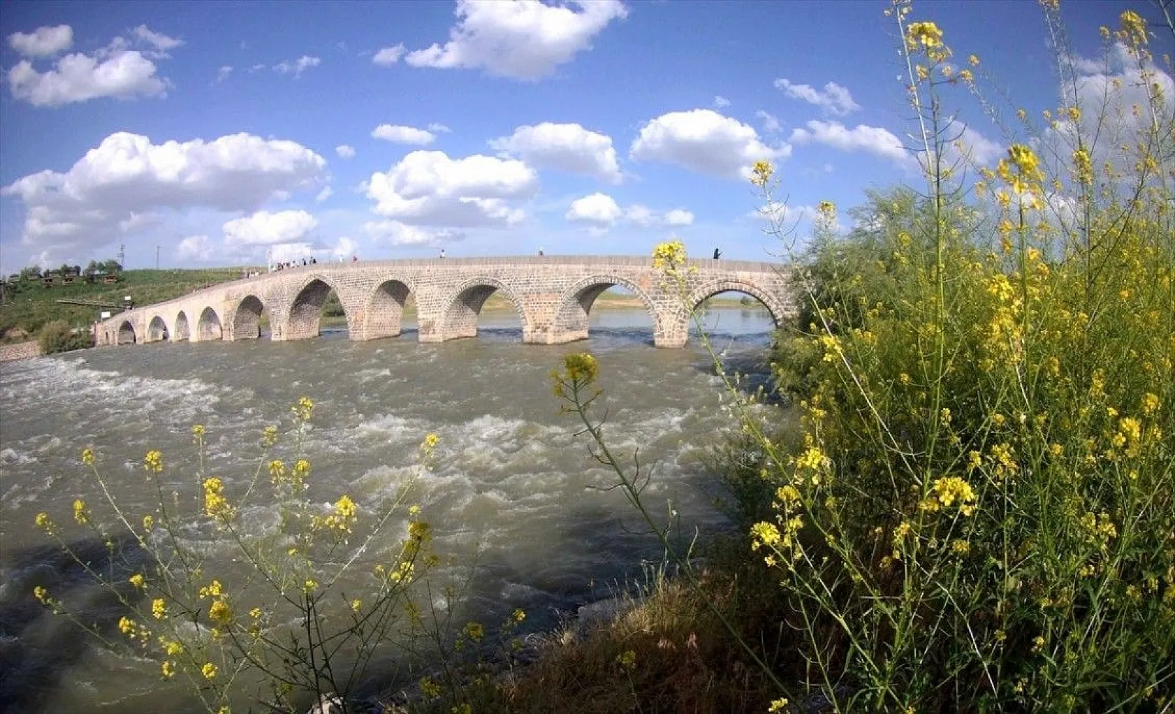 Tarihi Murat Köprüsünden kareler