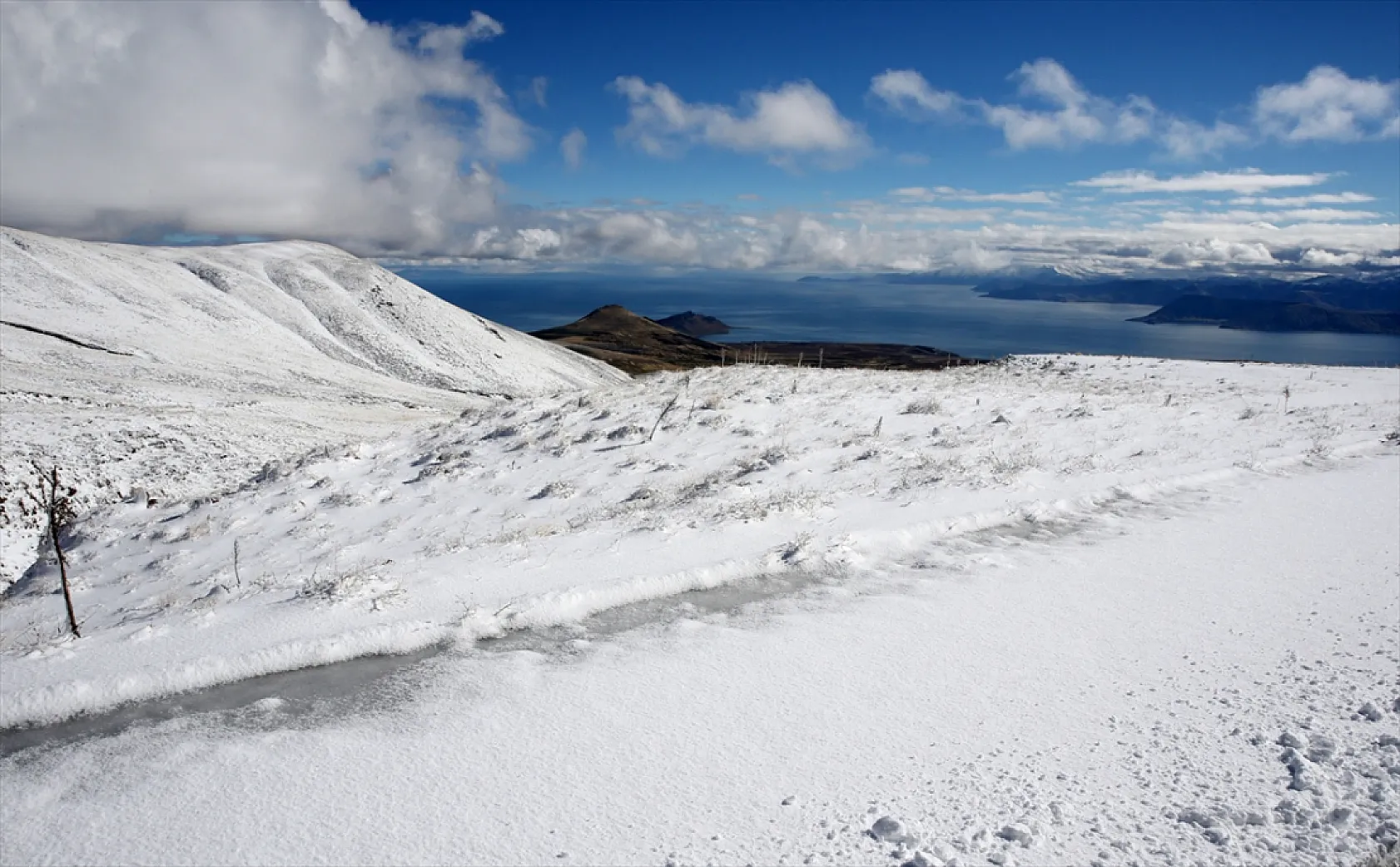 Nemrut Dağı ile yüksek kesimler karla kaplandı