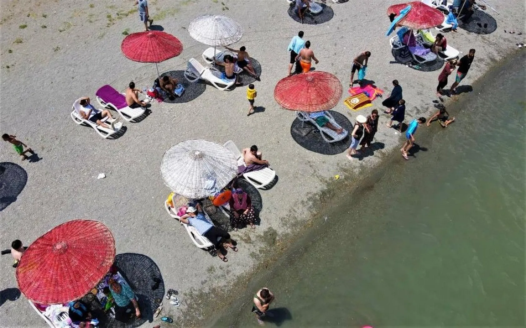 Doğu'nun gizli denizi 'Hazar Gölü' tatilcilerin akınına uğradı
