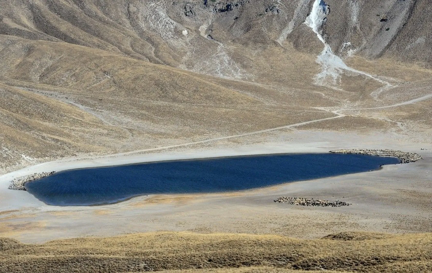 Nemrut Krater Gölü sonbahar renkleriyle büyülüyor