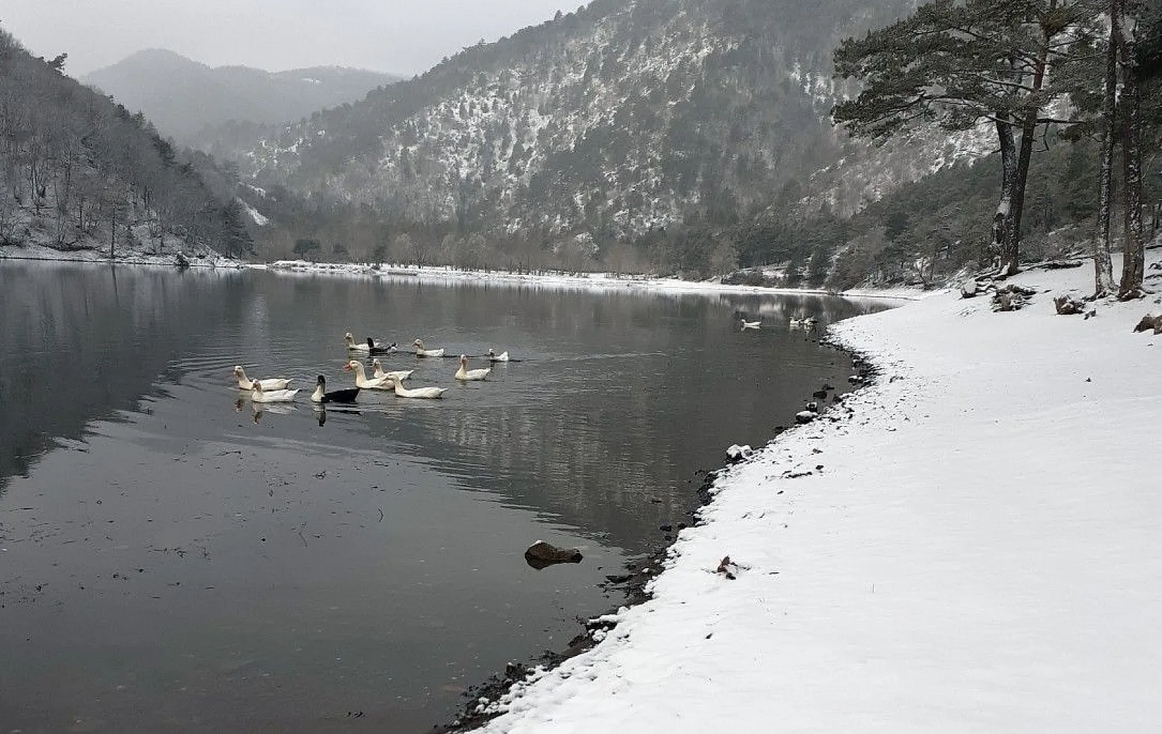 Boraboy Gölü'nde kar güzelliği