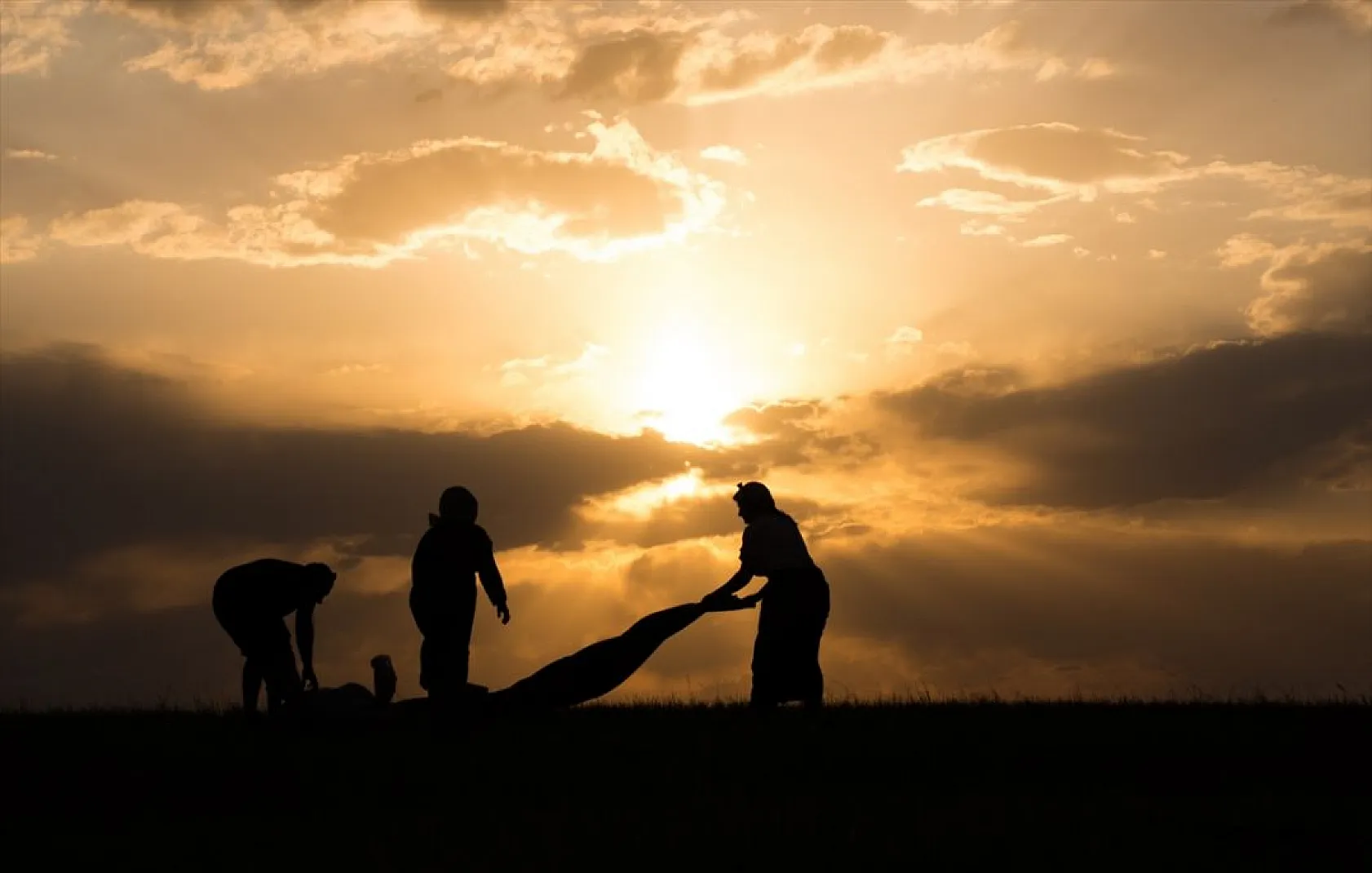 Karslı kadınlar rüzgara karşı 'tahıl savurma' mesaisinde