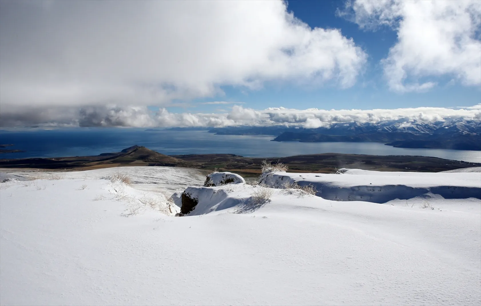 Nemrut Dağı ile yüksek kesimler karla kaplandı