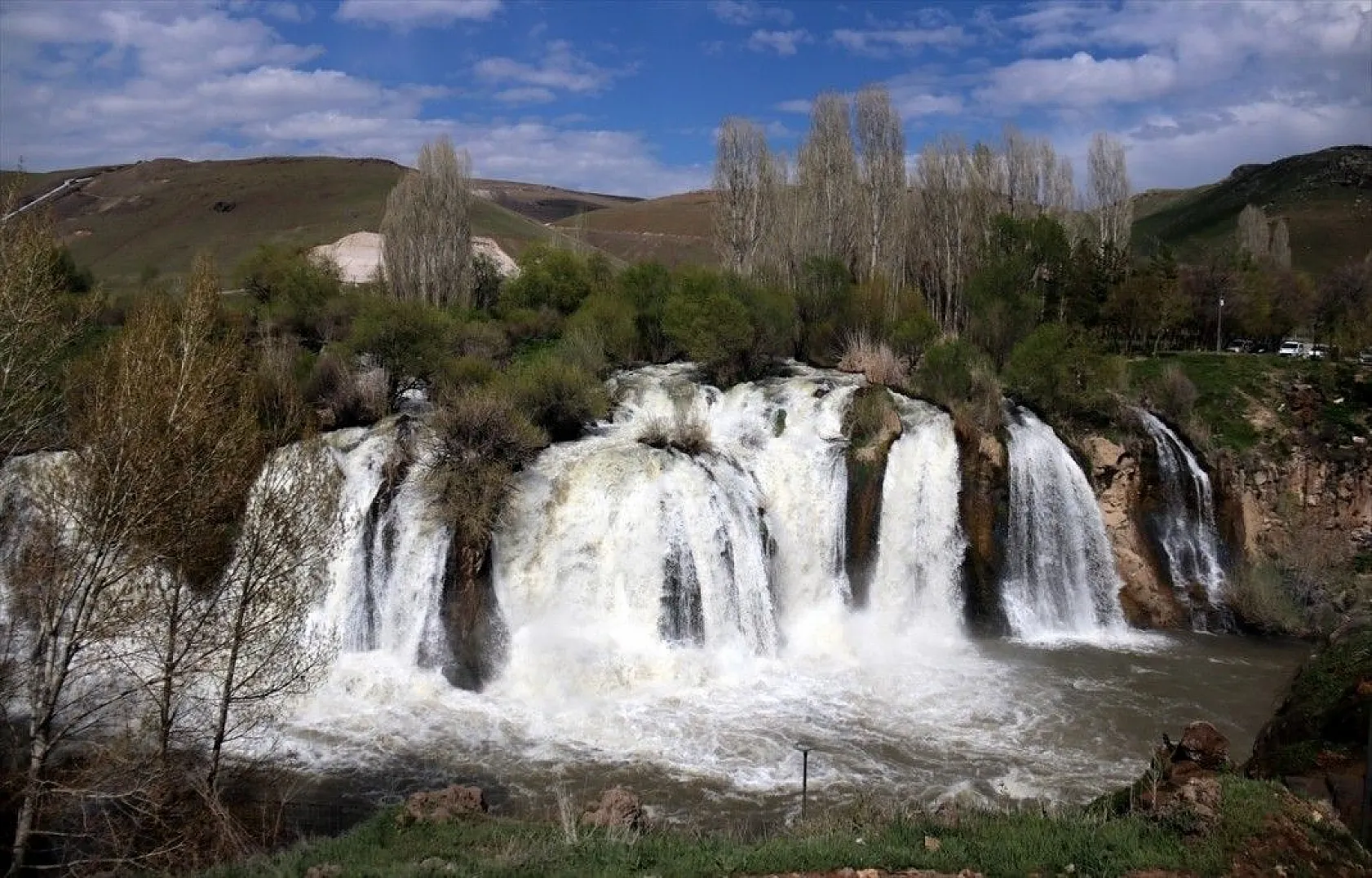 Muradiye Şelalesi ilgi görüyor