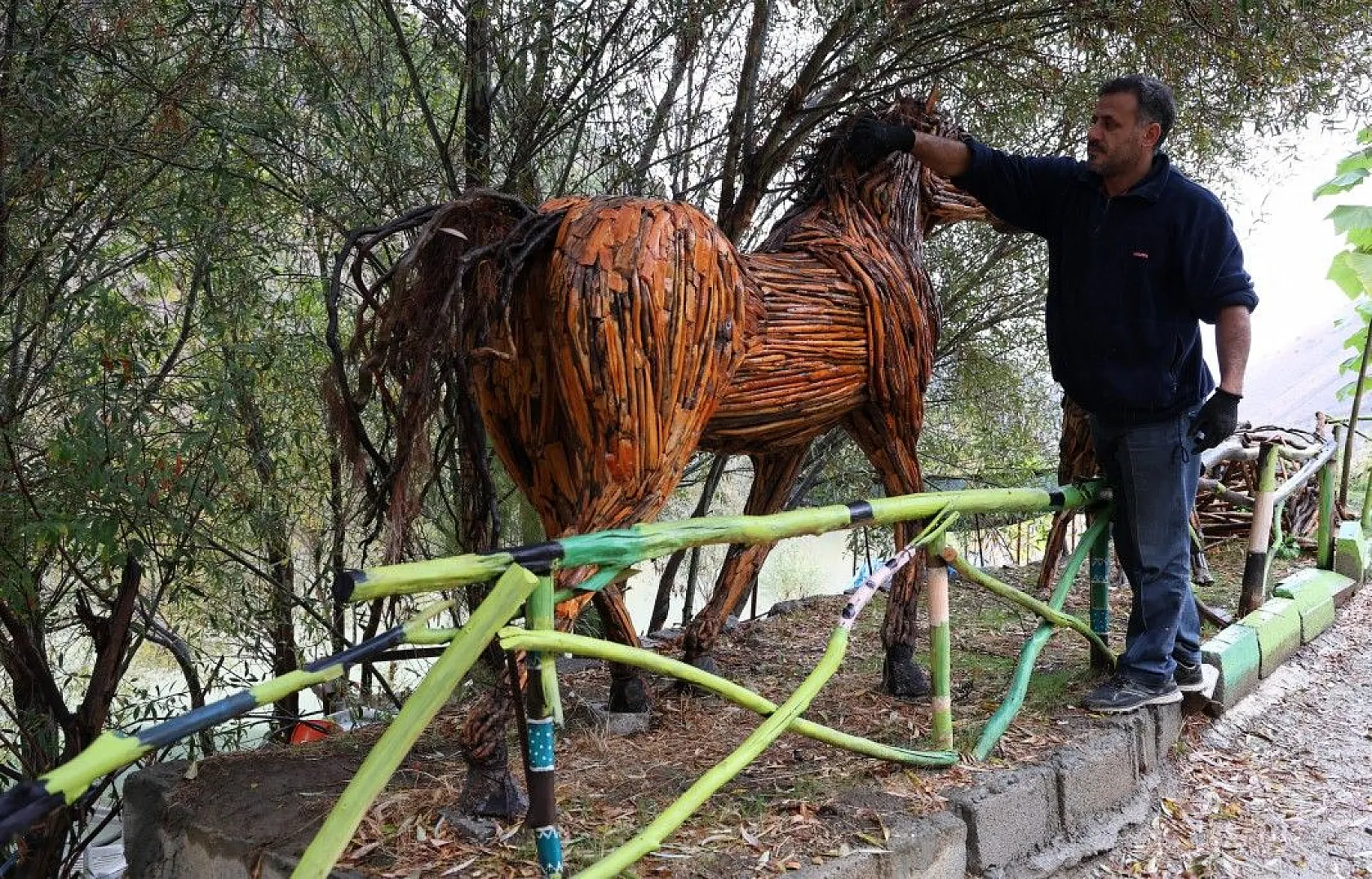 Kurumuş dalları sanata dönüştürüyor