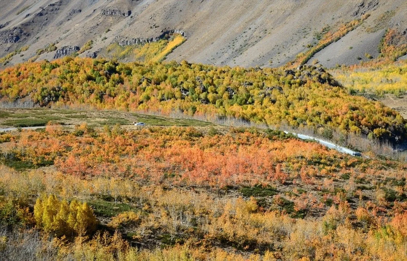 Nemrut Krater Gölü sonbahar renkleriyle büyülüyor