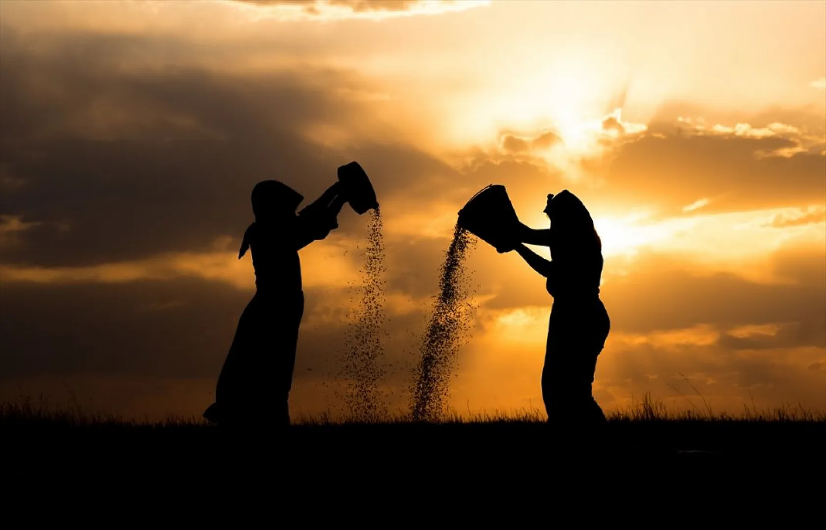 Karslı kadınlar rüzgara karşı 'tahıl savurma' mesaisinde