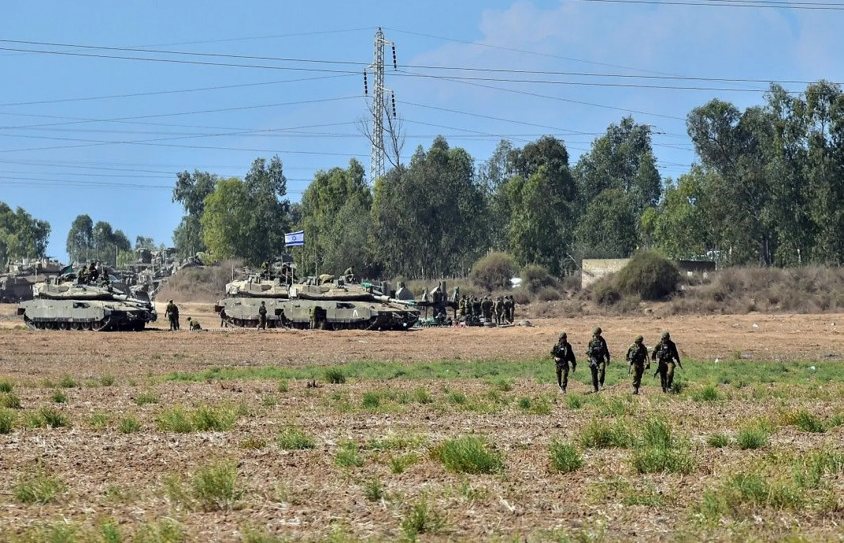 Gazze sınırında tank hareketliliği