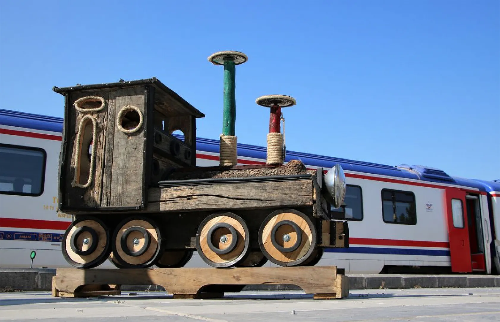 Atık malzemelerden sanat eserine