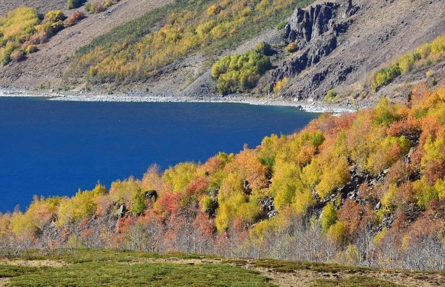 Nemrut Krater Gölü sonbahar renkleriyle büyülüyor