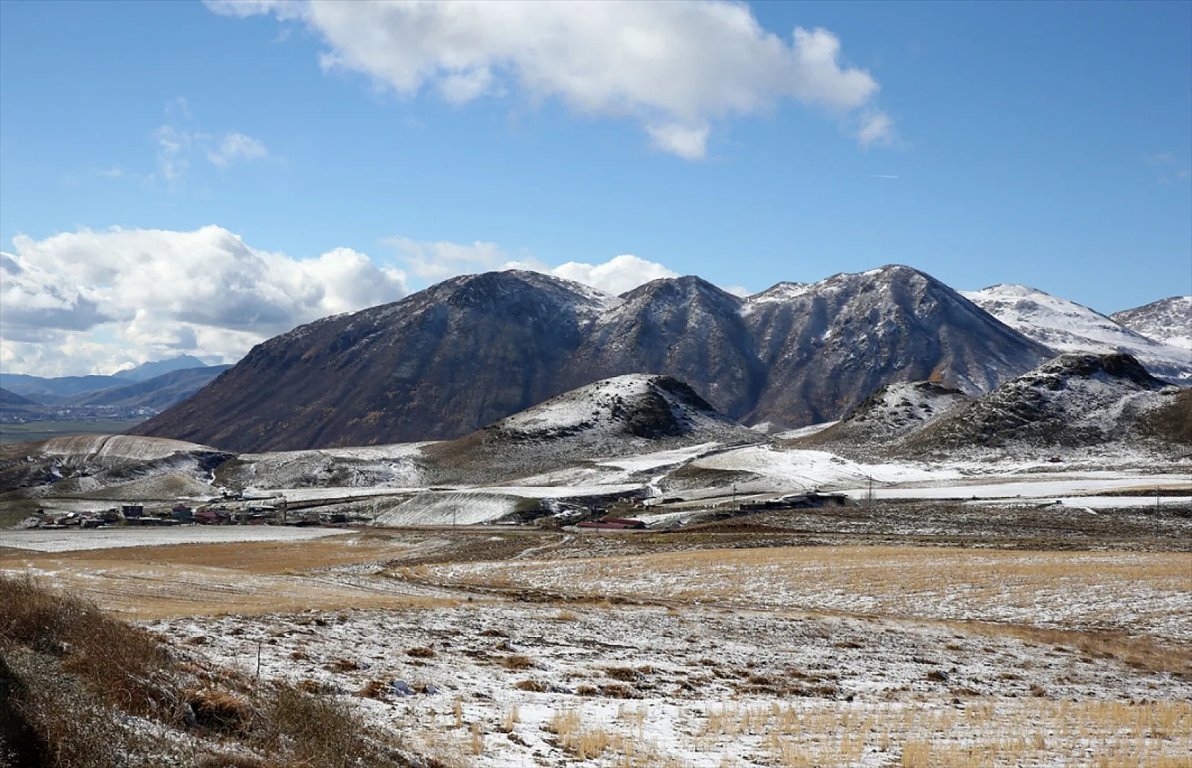 Nemrut Dağı ile yüksek kesimler karla kaplandı