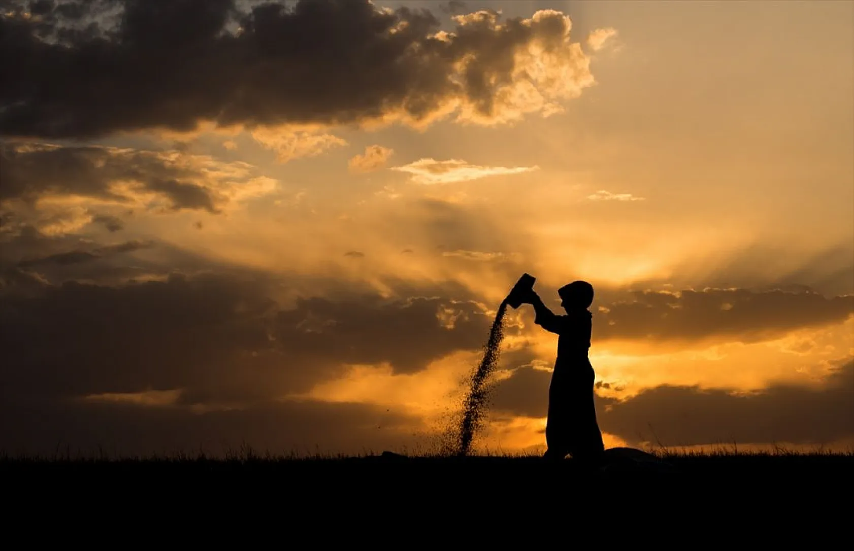 Karslı kadınlar rüzgara karşı 'tahıl savurma' mesaisinde