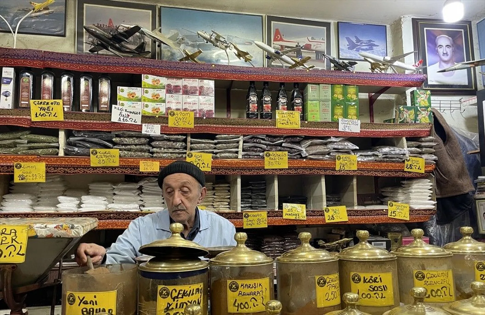 60 yılda 500'ü aşkın uçak maketi biriktirdi