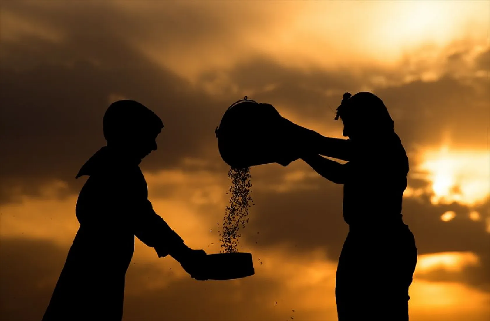 Karslı kadınlar rüzgara karşı 'tahıl savurma' mesaisinde