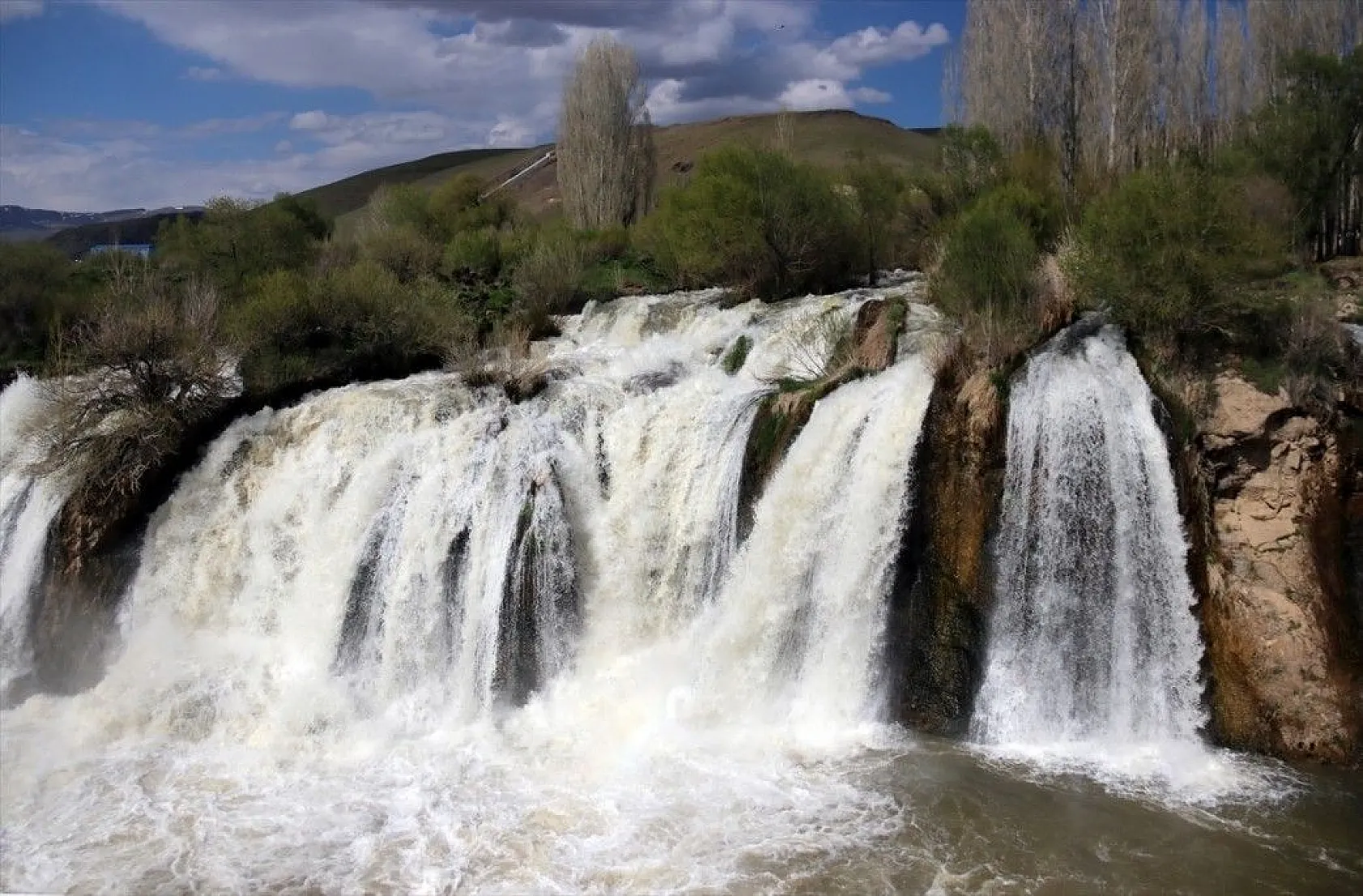 Muradiye Şelalesi ilgi görüyor