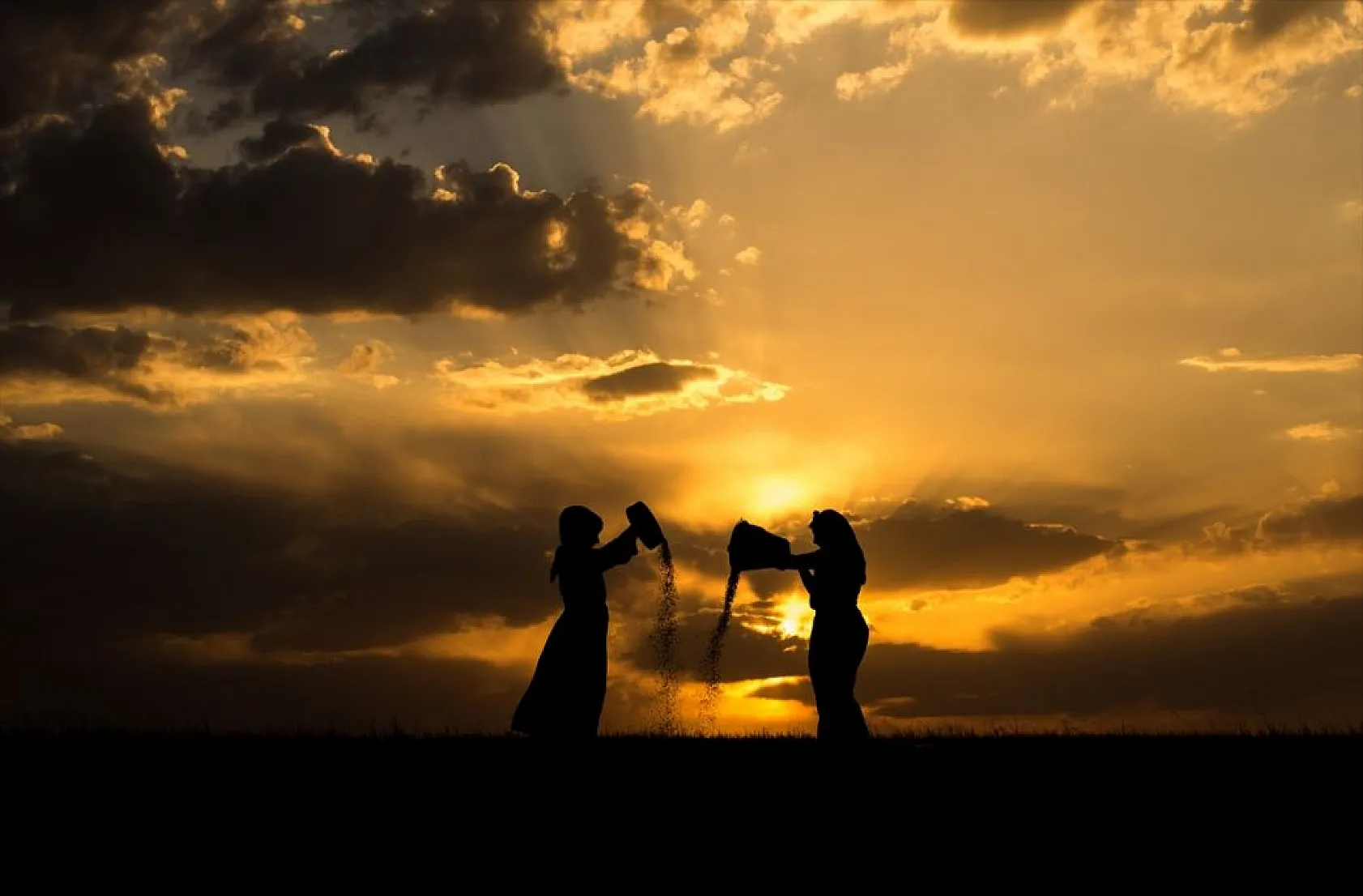 Karslı kadınlar rüzgara karşı 'tahıl savurma' mesaisinde