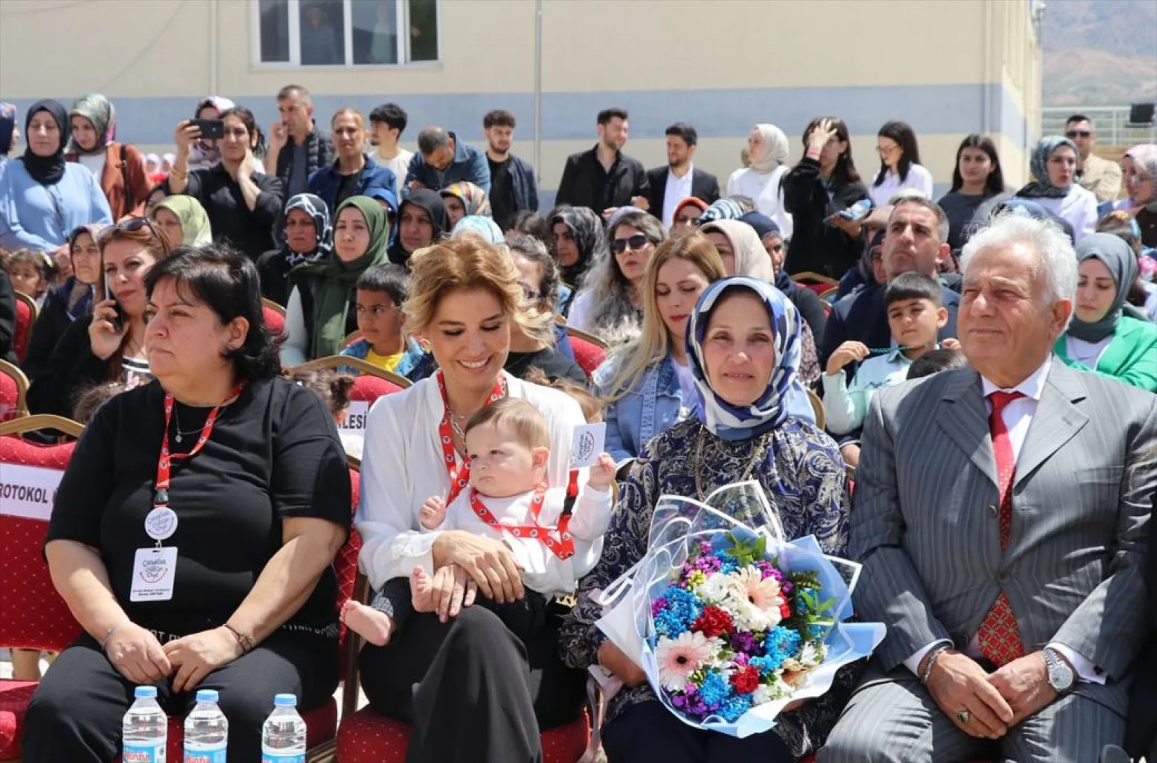 Gülben Ergen Elazığ'da okul açılış törenine katıldı