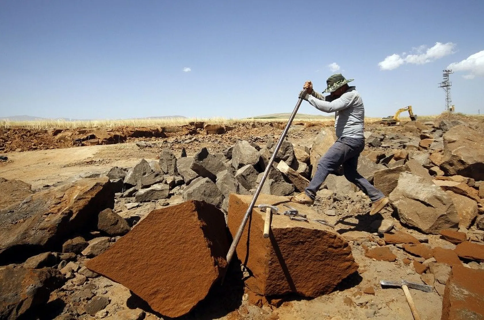 Kavurucu sıcakta ekmeklerini taştan çıkarıyorlar