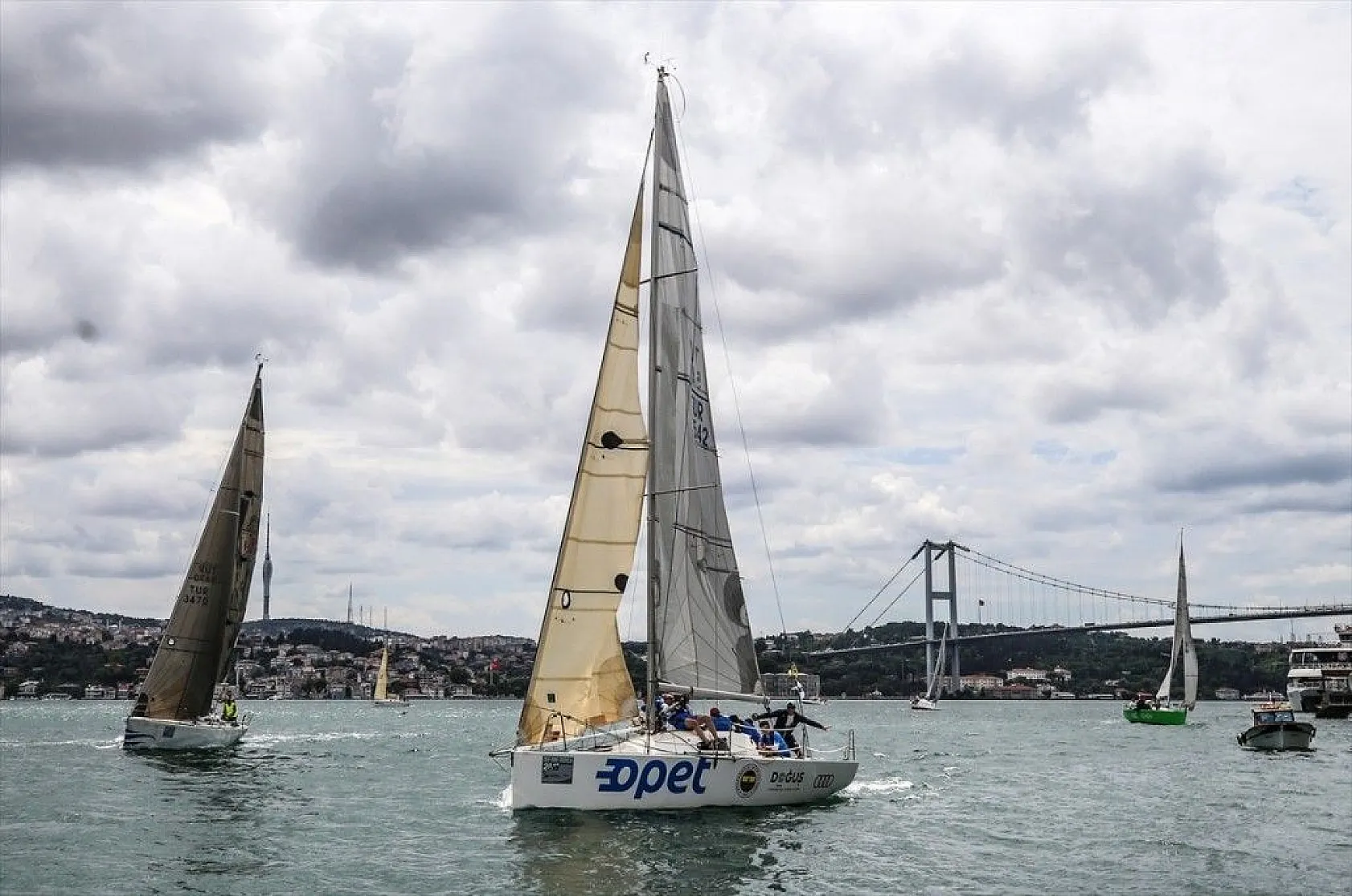 İstanbul Boğazı'nda yelken şöleni