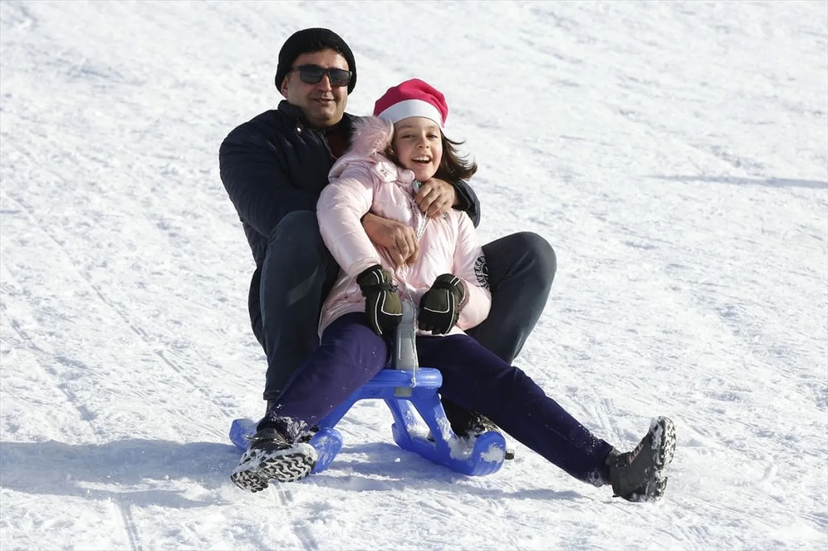 Göl manzaralı kayak merkezinde kar bereketi