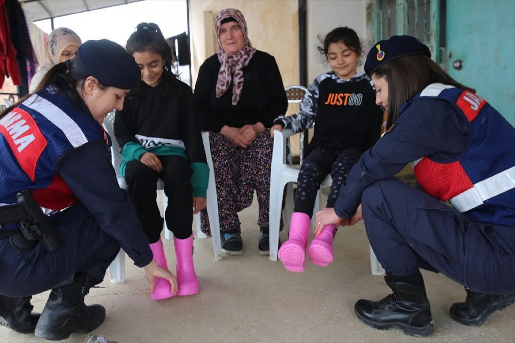 Elazığ'da ekipler, depremzedelerin yaralarını sarıyor