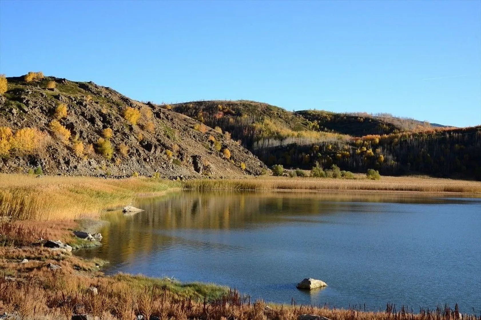 Nemrut Krater Gölü sonbahar renkleriyle büyülüyor