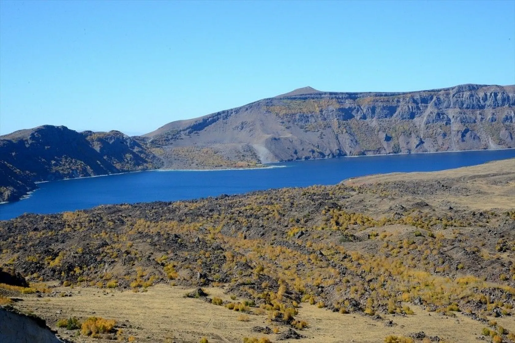 Nemrut Krater Gölü sonbahar renkleriyle büyülüyor