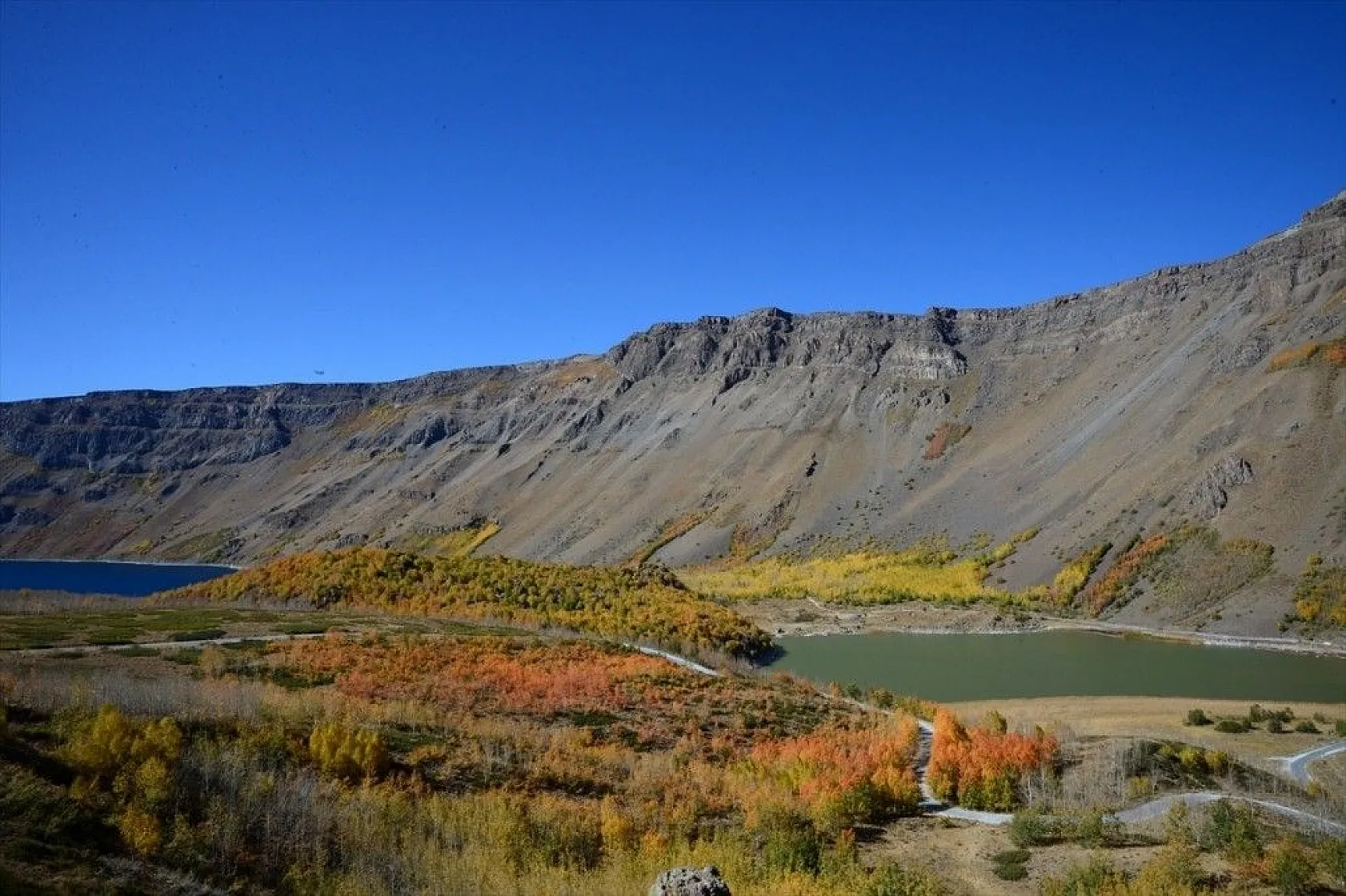 Nemrut Krater Gölü sonbahar renkleriyle büyülüyor