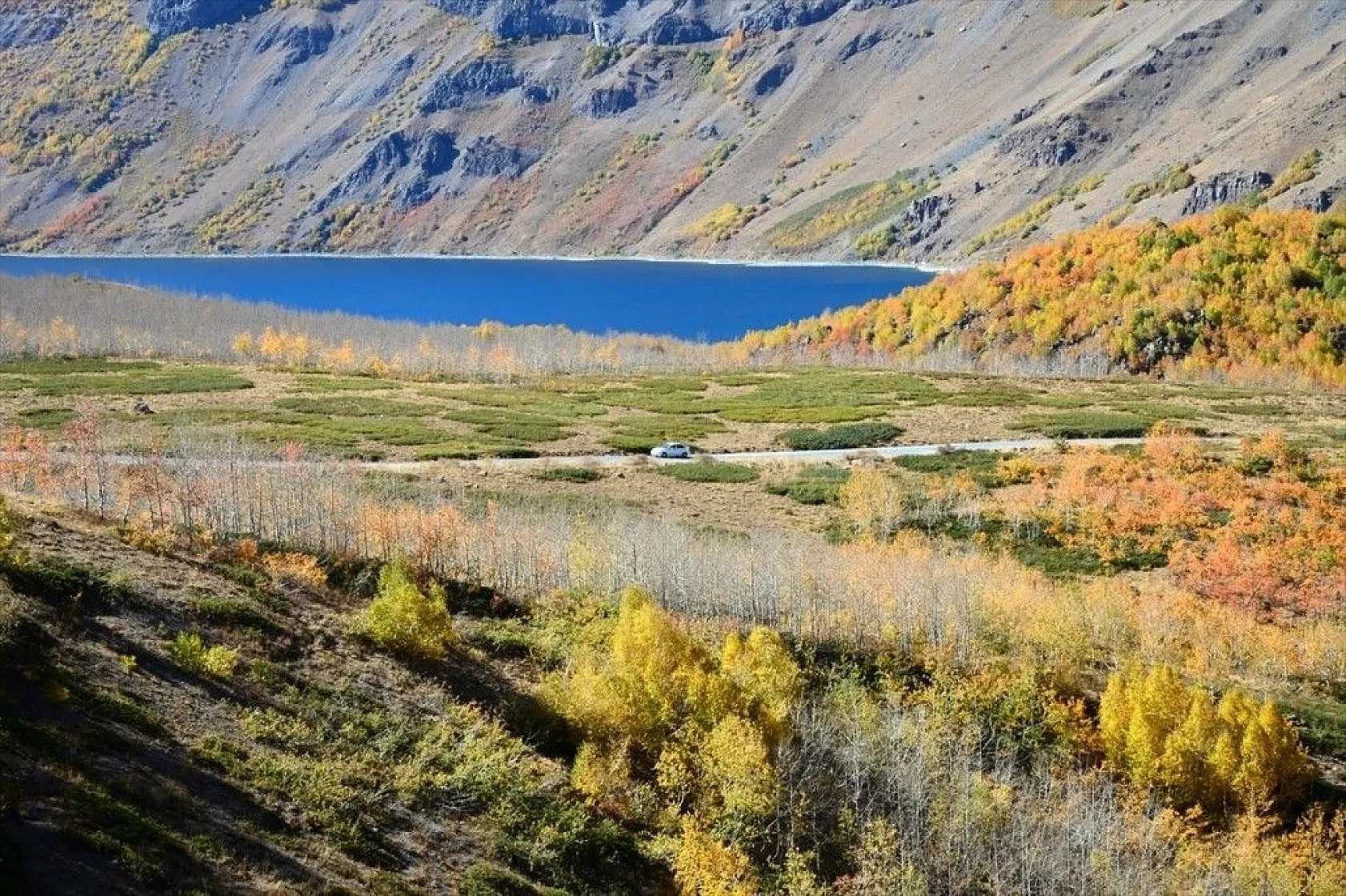 Nemrut Krater Gölü sonbahar renkleriyle büyülüyor