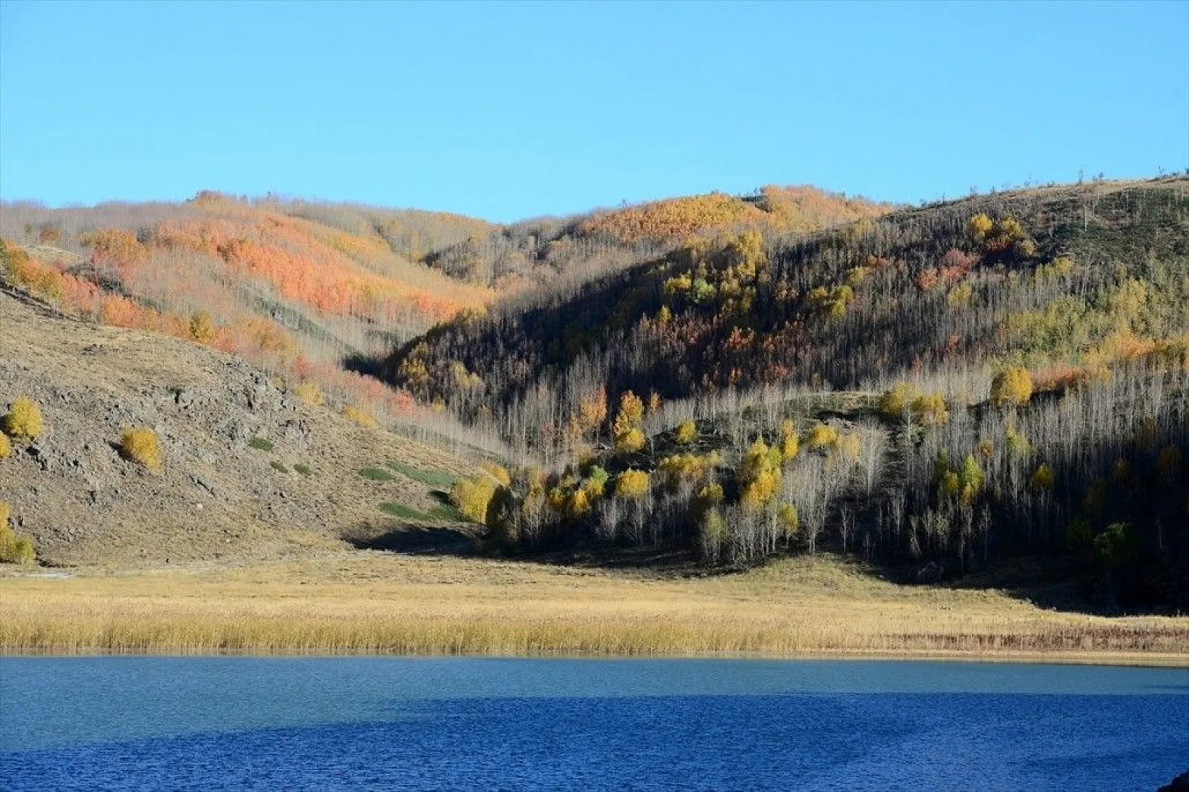 Nemrut Krater Gölü sonbahar renkleriyle büyülüyor
