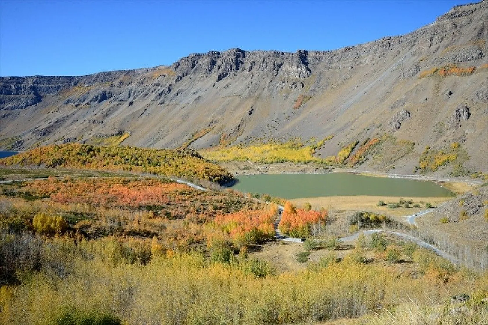 Nemrut Krater Gölü sonbahar renkleriyle büyülüyor