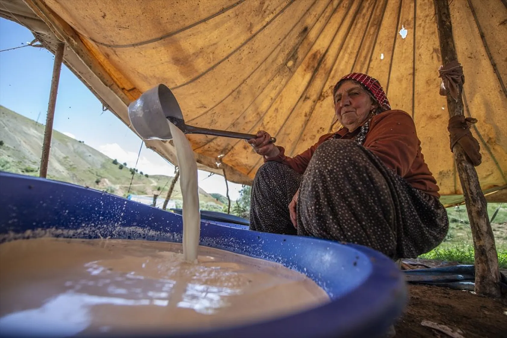 Göçerlerin yaylalarda zorlu mesaisi