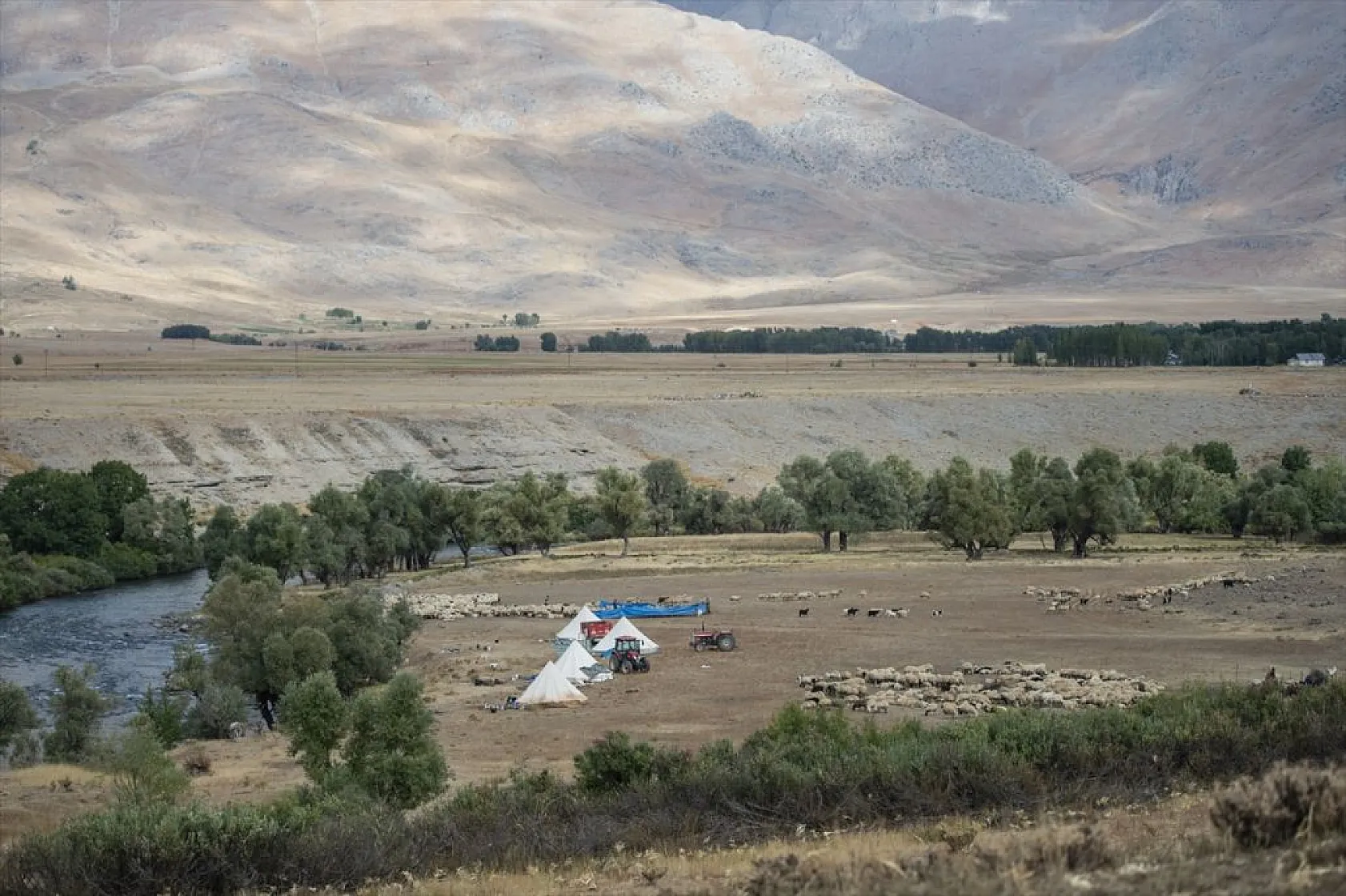 Göçerlerin köylerine zorlu dönüşü başladı