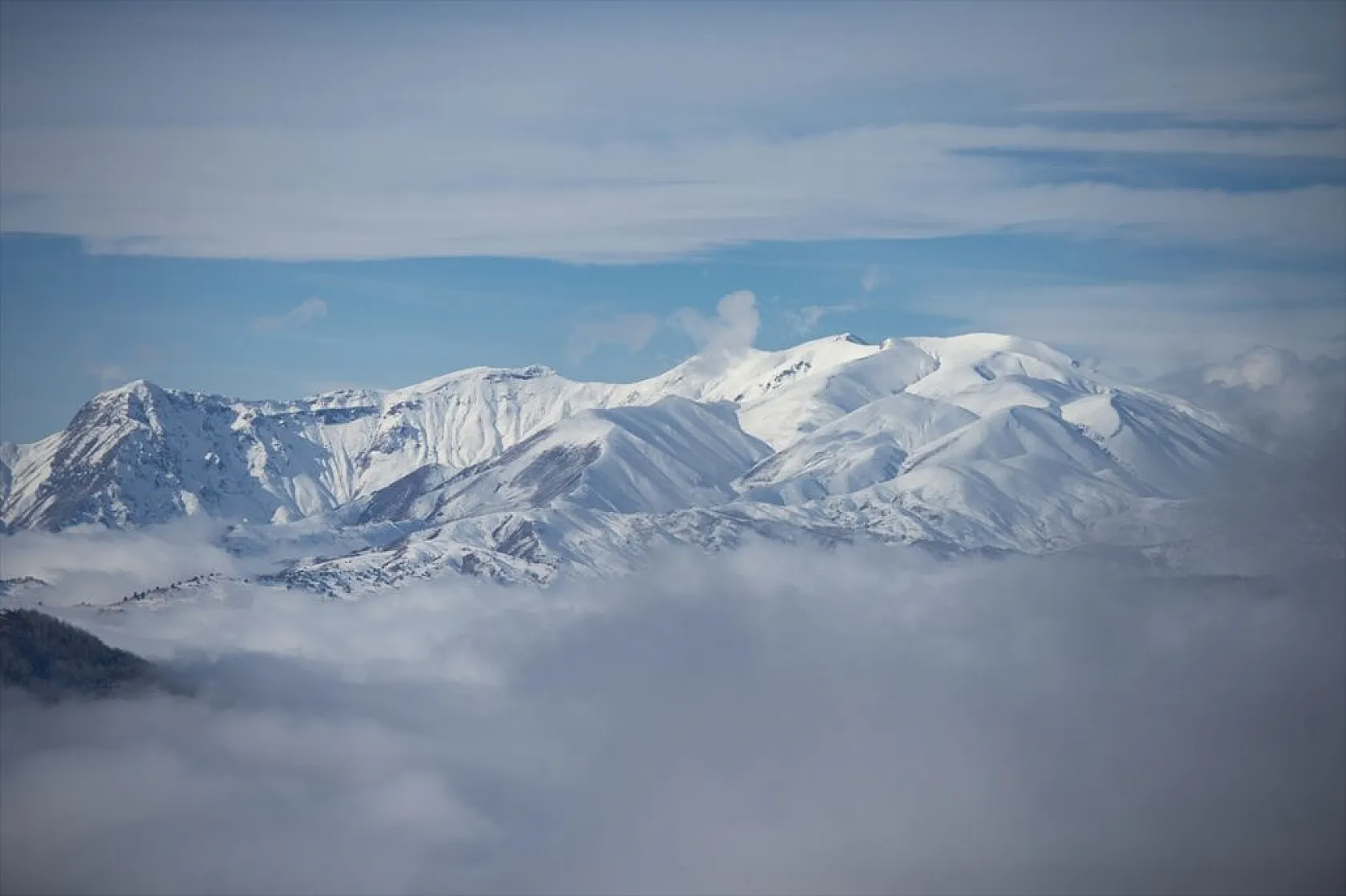 Tunceli'de kar yağışı ve sisli hava