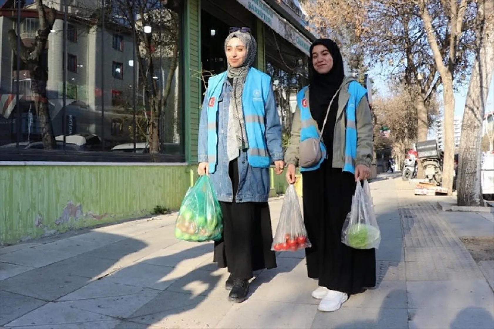 Üniversiteli gençler yaşlıların iftar sofralarını hazırlıyor