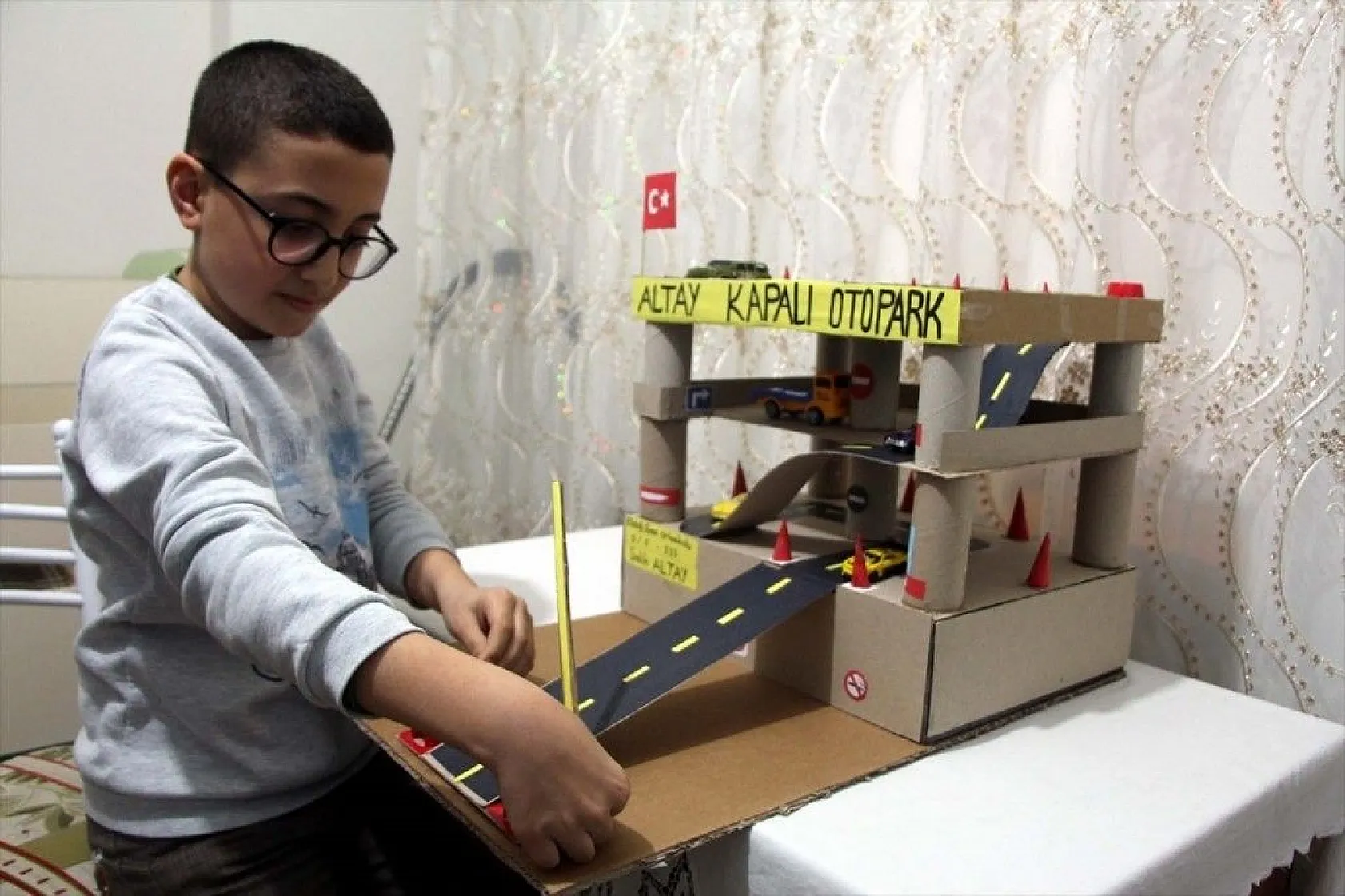 Atık malzemelerle hayallerini gerçekleştiriyorlar