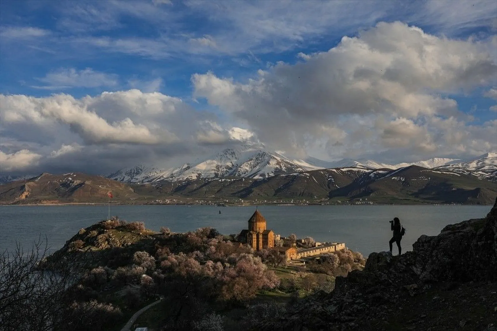 Çiçeklere bürünen Akdamar Adası görsel şölen sunuyor
