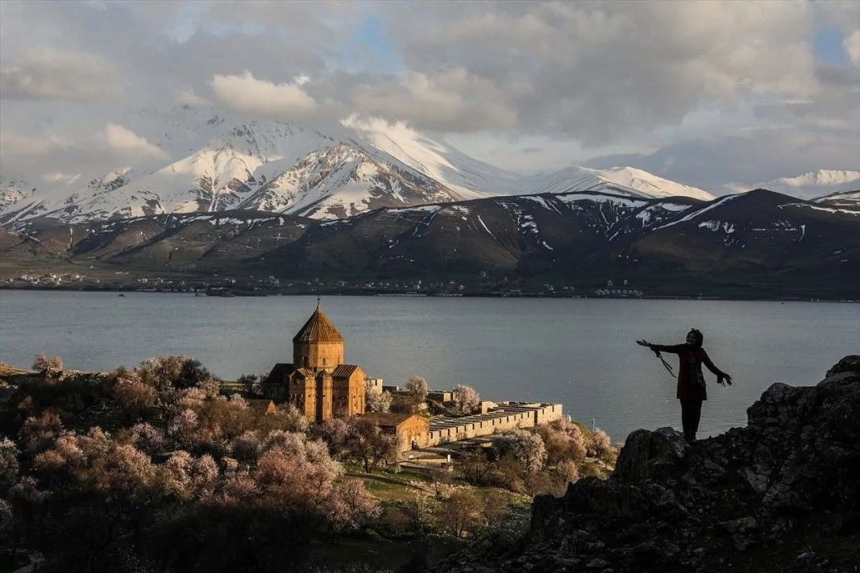 Çiçeklere bürünen Akdamar Adası görsel şölen sunuyor