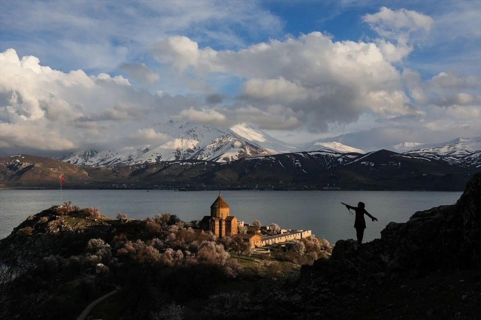 Çiçeklere bürünen Akdamar Adası görsel şölen sunuyor