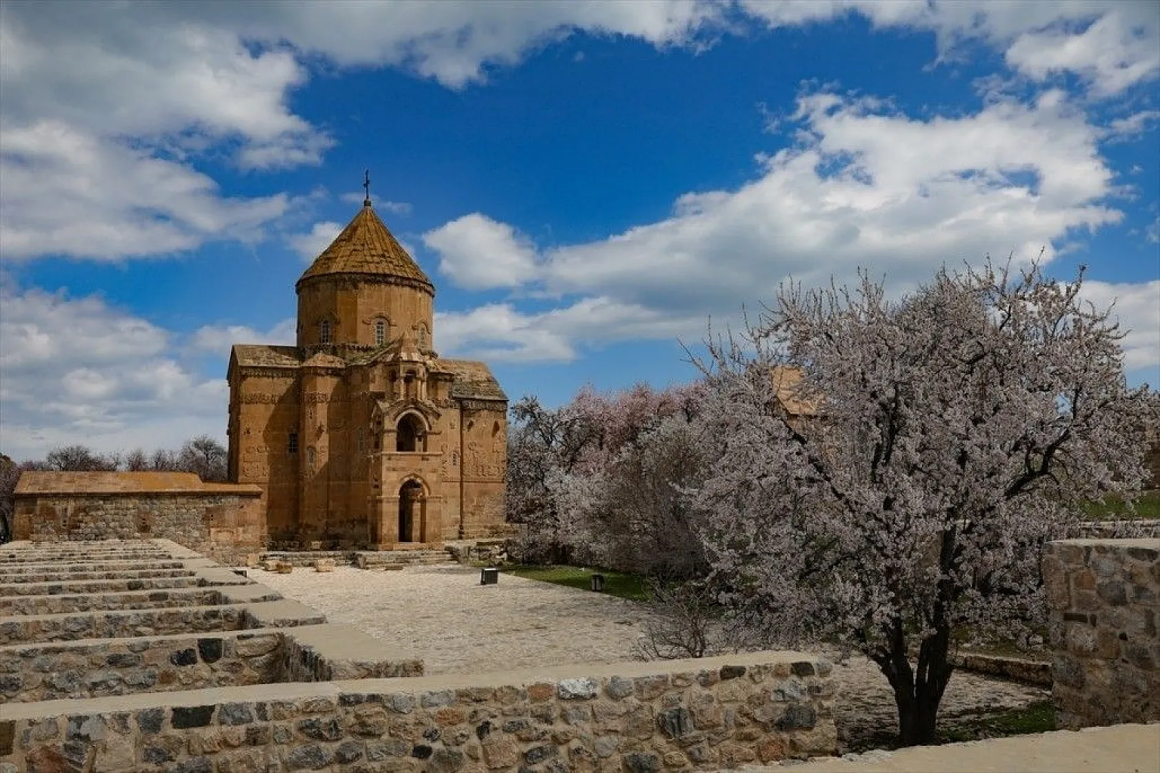 Çiçeklere bürünen Akdamar Adası görsel şölen sunuyor