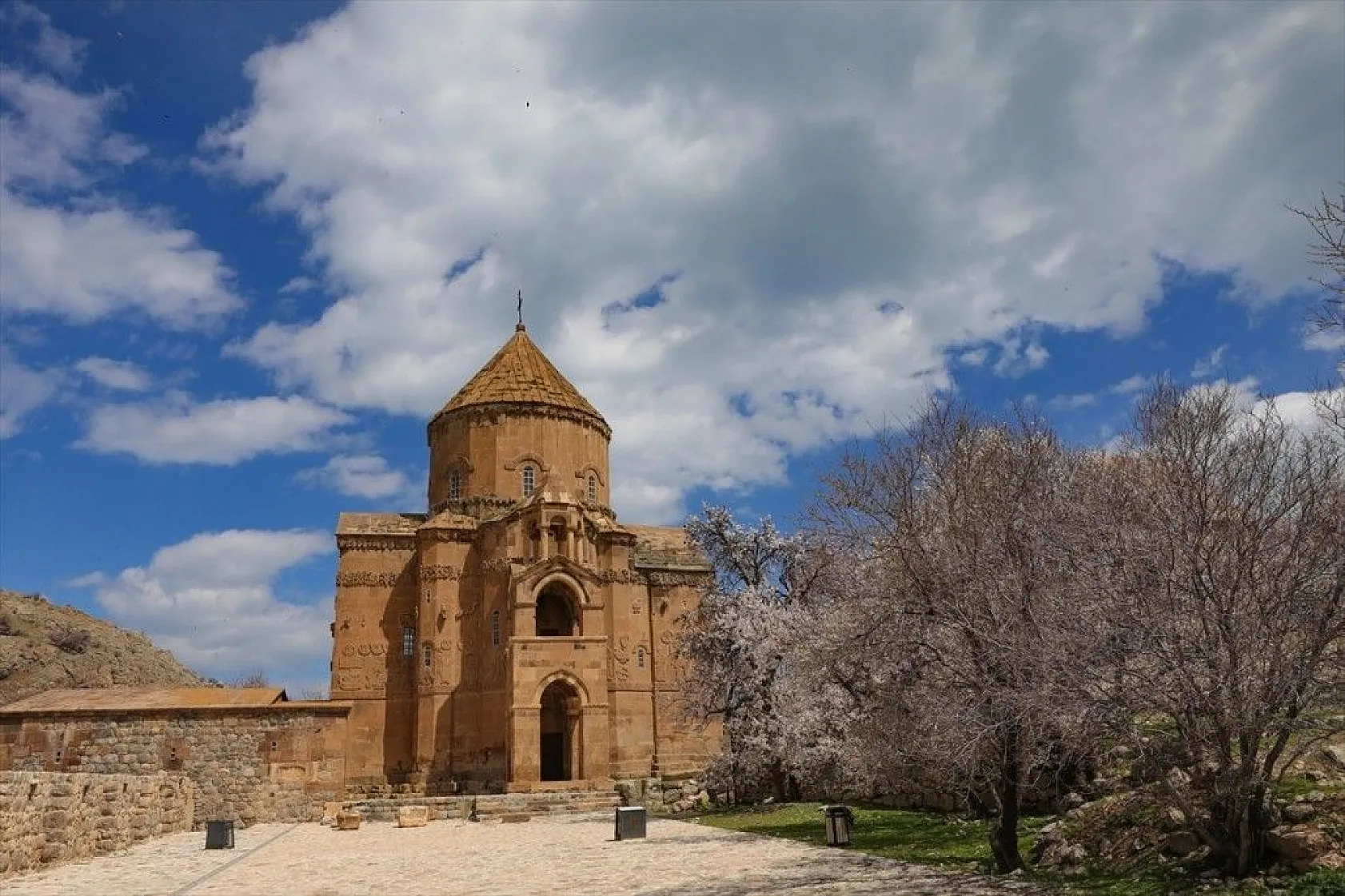 Çiçeklere bürünen Akdamar Adası görsel şölen sunuyor