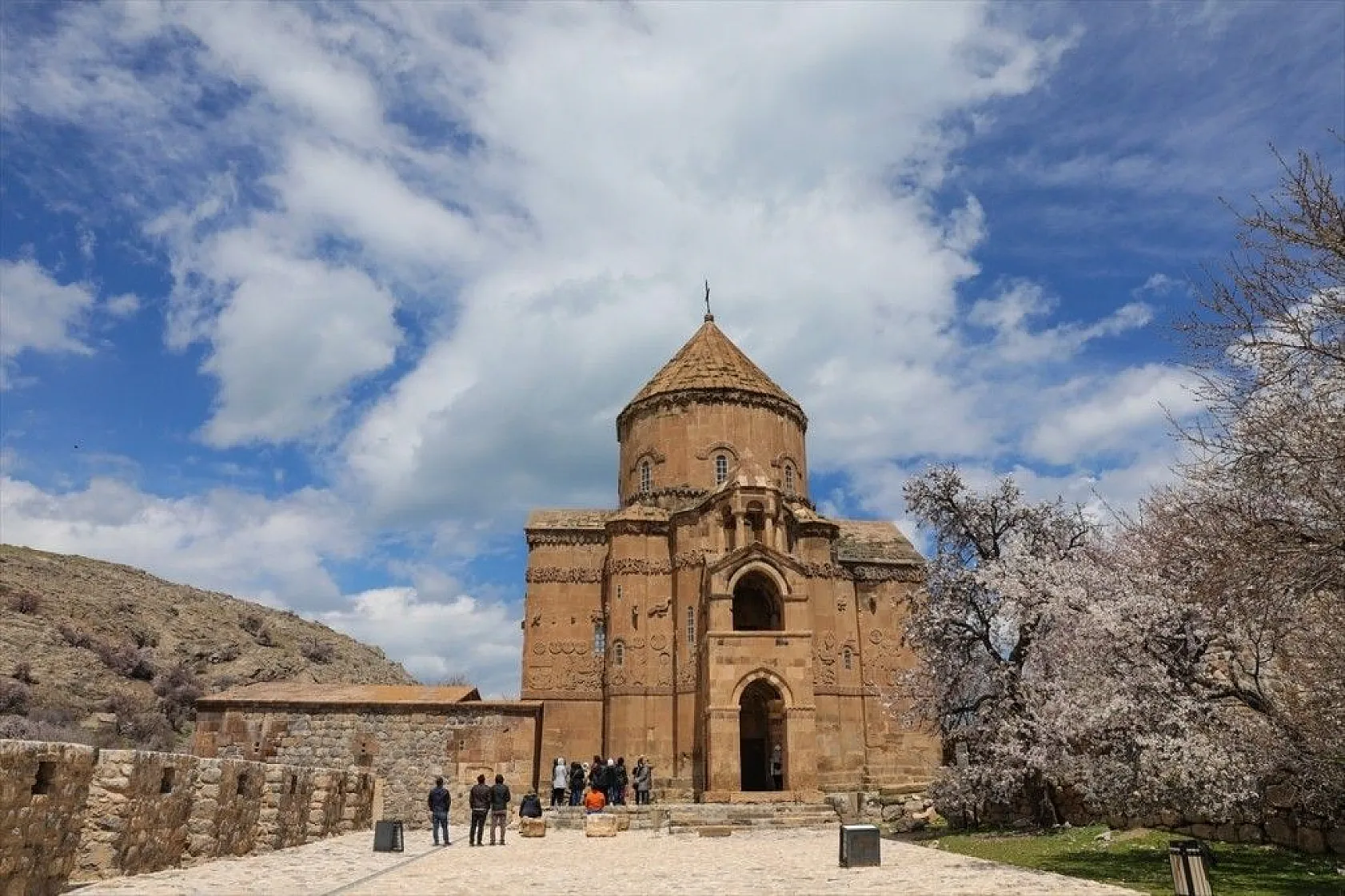 Çiçeklere bürünen Akdamar Adası görsel şölen sunuyor
