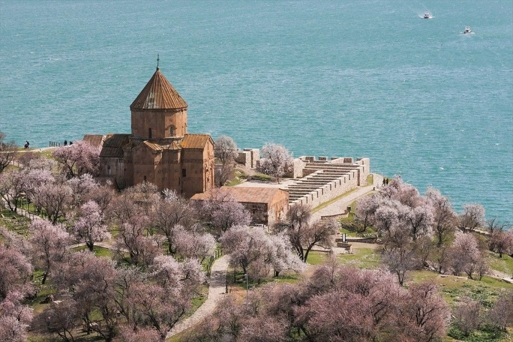 Çiçeklere bürünen Akdamar Adası görsel şölen sunuyor