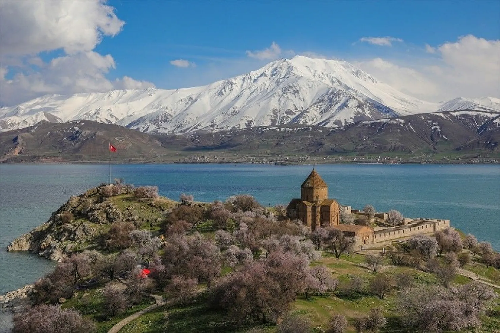 Çiçeklere bürünen Akdamar Adası görsel şölen sunuyor