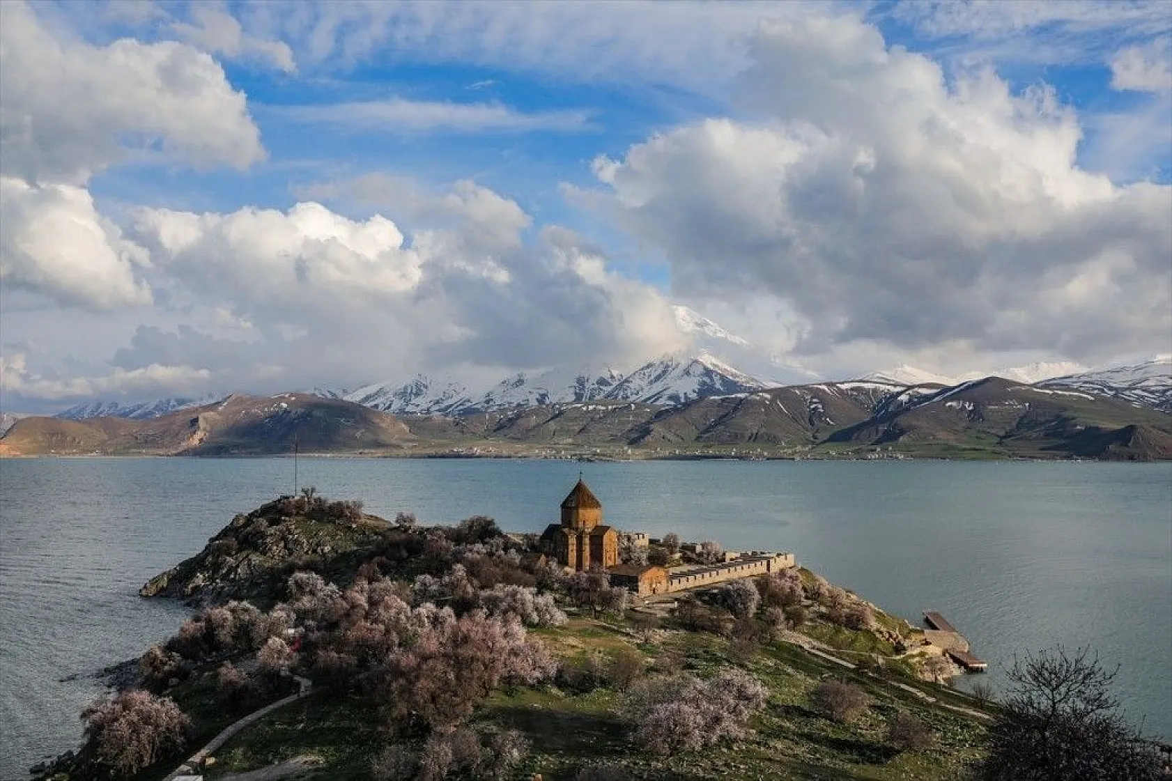 Çiçeklere bürünen Akdamar Adası görsel şölen sunuyor